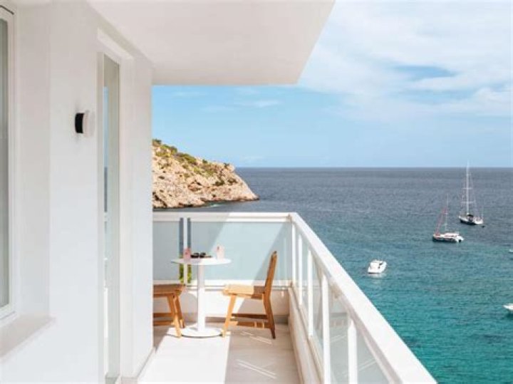 
24-years-old, Robyn-Eve Maines, dies falling 30 ft from Ibiza Balcony 