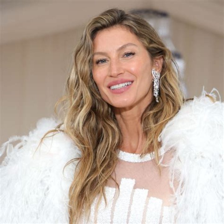 
Gisele Bündchen Spotted Without Wedding Ring Amid Tom Brady Divorce Rumours 