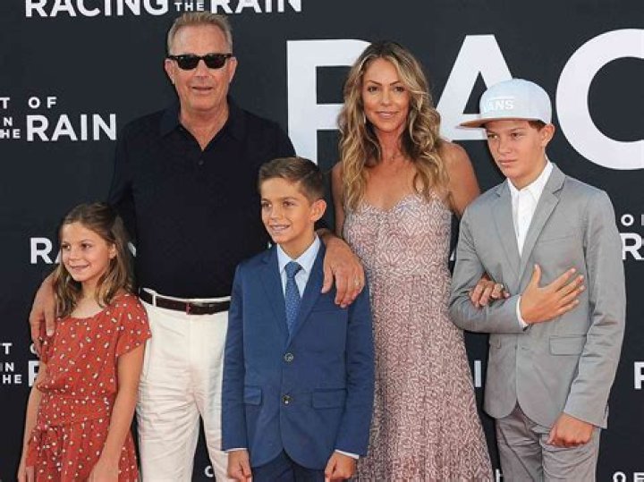 
Is Brian Baumgartner Married? His Bio, Age, Wife, Kids and Net worth 