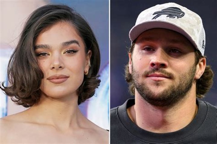 Is Hailee Steinfeld Gay, Bi, or Straight? Look at Her Sexuality