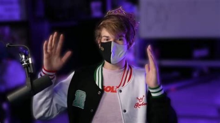 
Is Ranboo Gay? Know More About This Youtuber! 
