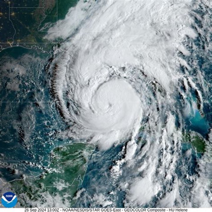 
Jim Cantore, Meteorologist struggling to stand up due to Hurricane Sandy’s fierce winds 