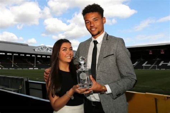 
Lee Angol Height, Weight, Net Worth, Age, Birthday, Wikipedia, Who, Nationality, Biography 