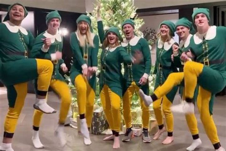 
Pioneer Woman Ree Drummond’s Family Celebrates Christmas in Colorado in Matching Elf Costumes 