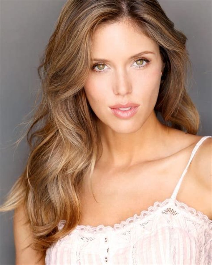
Who is Kayla Ewell? Family, Husband Tanner Novlan, Wiki 